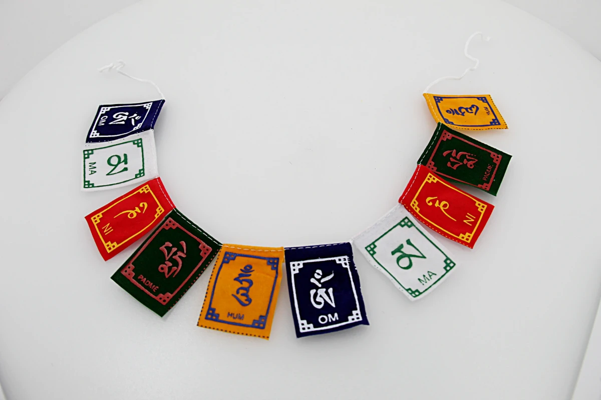 As bandeiras tibetanas 'OM Mantra' em veludo são tradicionalmente usadas para elevar a energia e espalhar intenções positivas pelo ambiente.