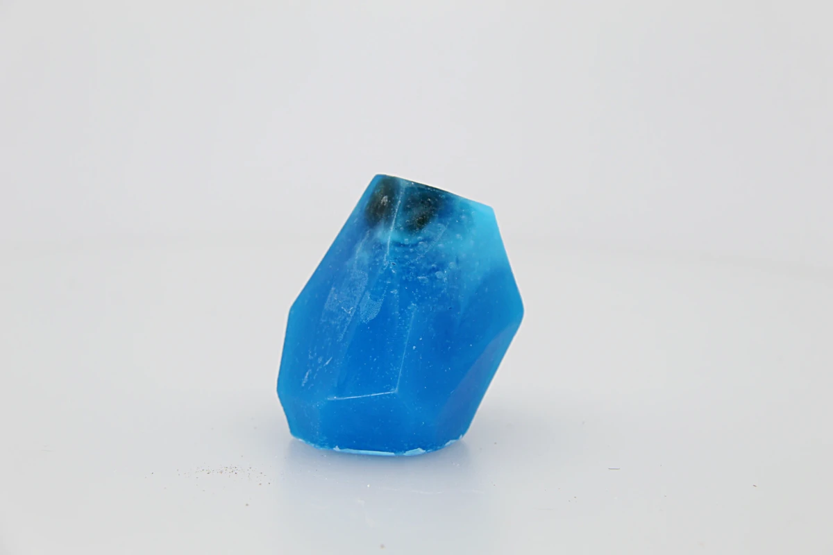 O sabonete artesanal em forma de cristal – Água