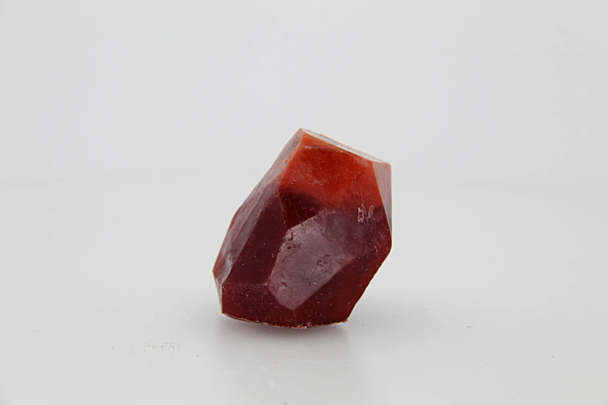 O sabonete em forma de cristal – Fogo é um sabonete artesanal com fragrância intensa e envolvente