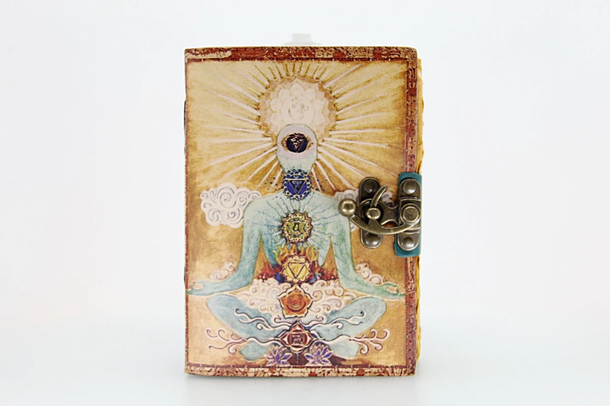 Caderno artesanal em pele com símbolos dos sete chakras