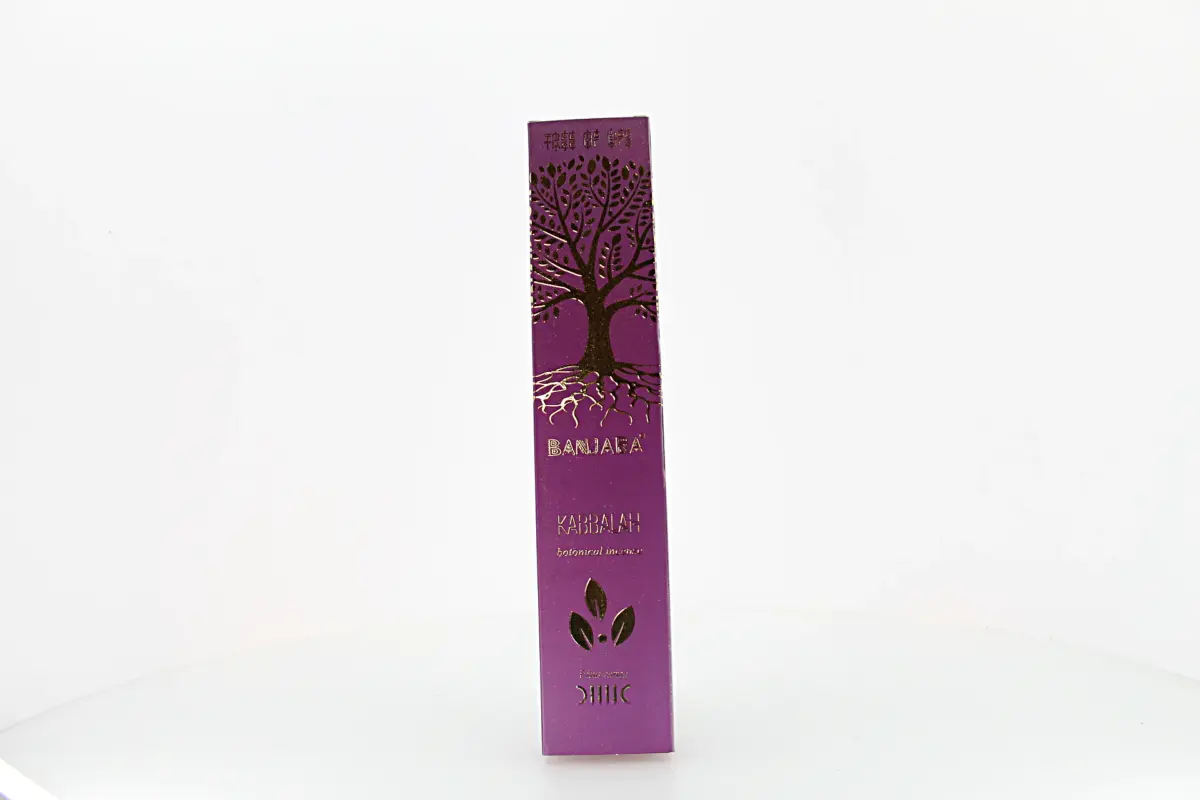 O incenso Banjara Tree of Life Baobab é originário da Índia e produzido artesanalmente por artesãos da comunidade tribal Banjara