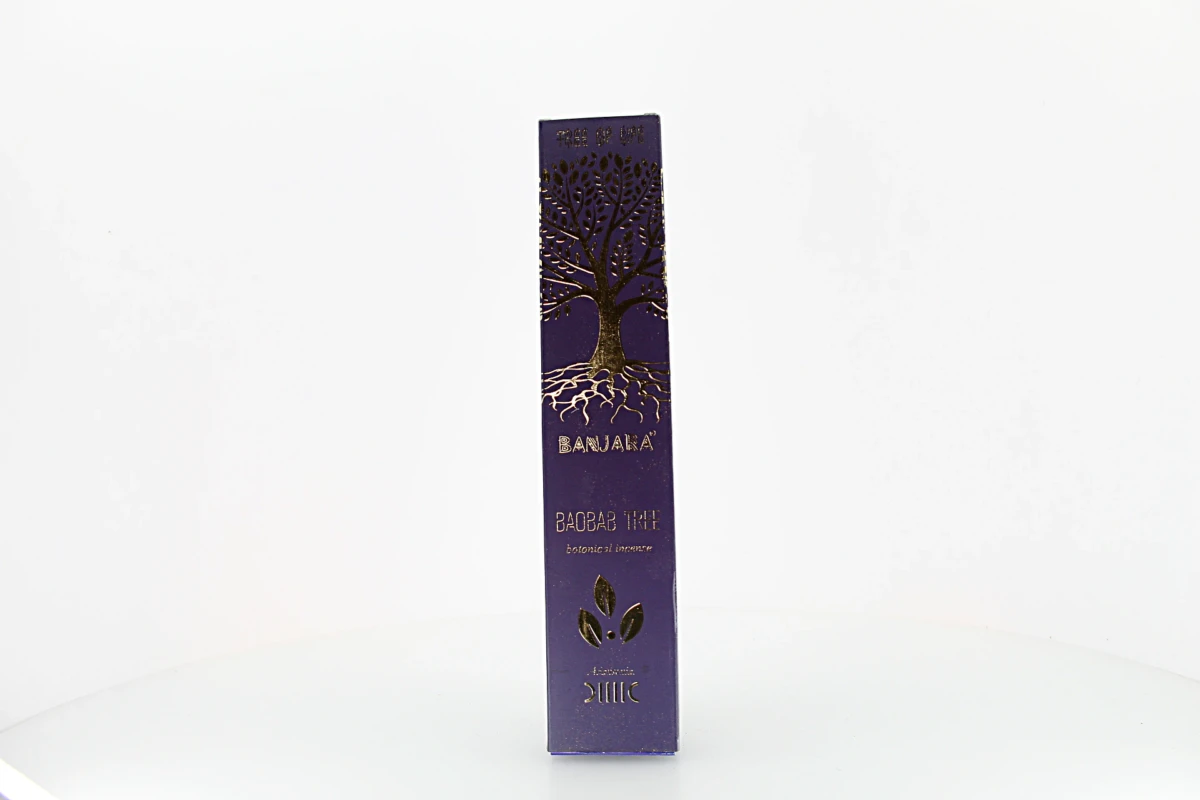 O incenso Banjara Tree of Life Baobab é originário da Índia e produzido artesanalmente por artesãos da comunidade tribal Banjara