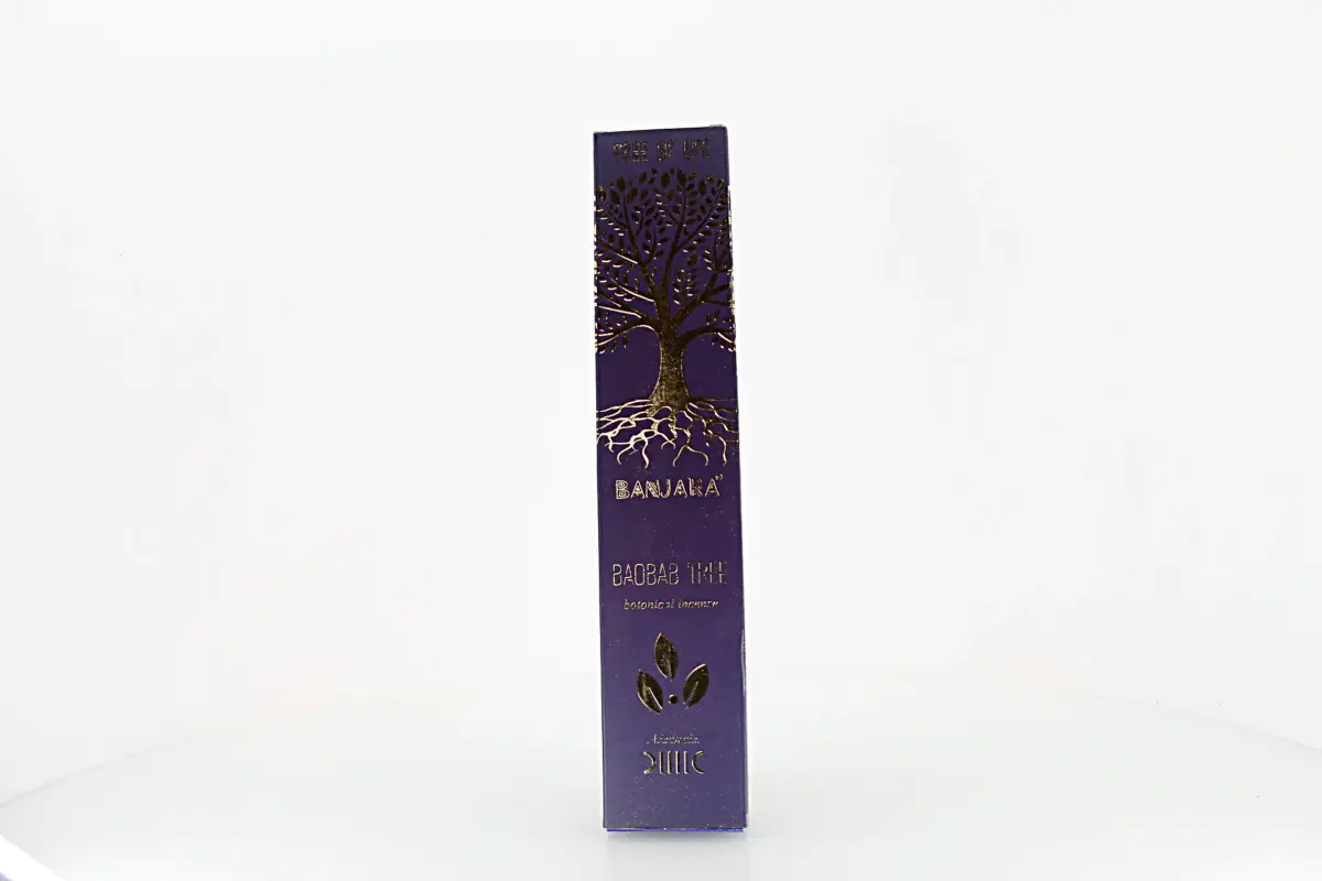O incenso Banjara Tree of Life Baobab é originário da Índia e produzido artesanalmente por artesãos da comunidade tribal Banjara