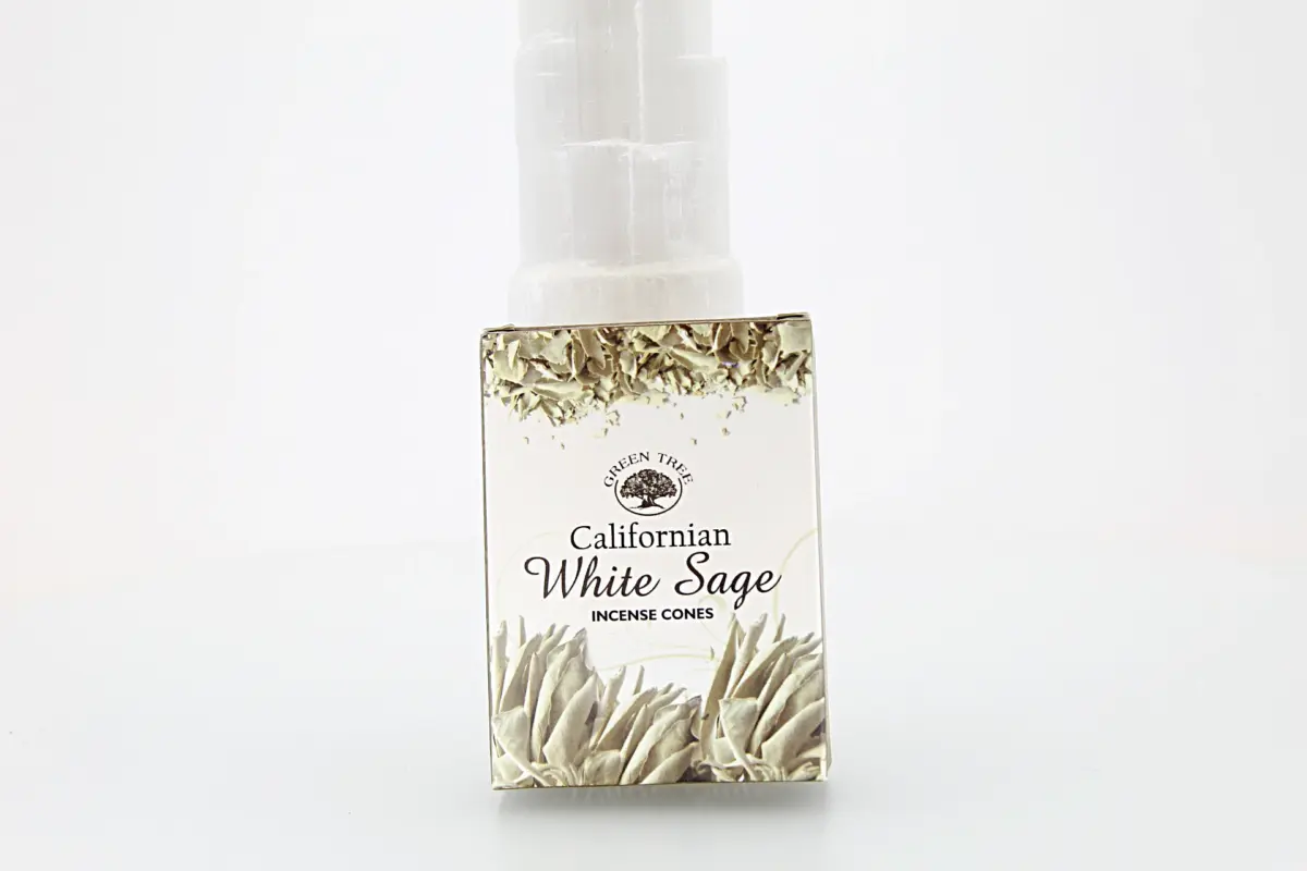 O incenso Green Tree Califórnia Sálvia Branca em cones é originário da Índia e produzido com ingredientes 100% naturais.
