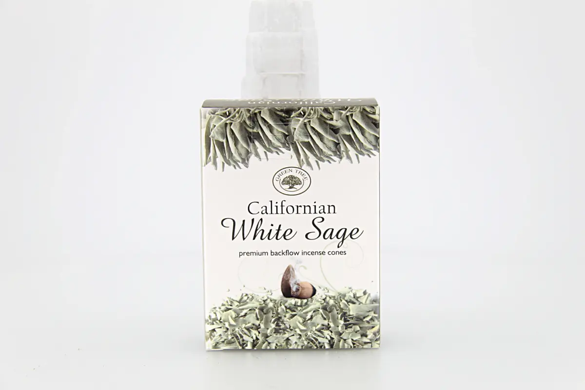 O incenso Green Tree Califórnia Sálvia Branca em cones backflow é originário da Índia e produzido com ingredientes 100% naturais.