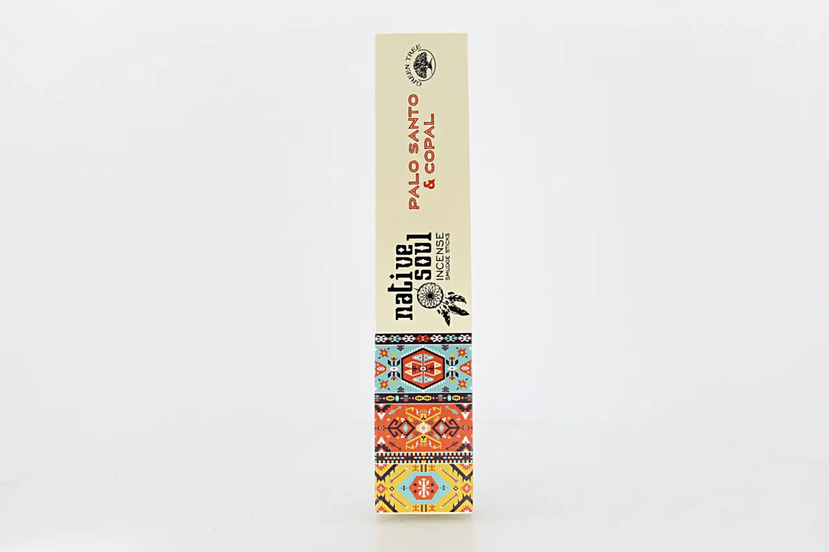 O incenso Green Tree Native Soul Copal & Pau Santo vem da Índia e é 100% natural. A sua fragrância combina aromas tradicionalmente associados à purificação e renovação energética