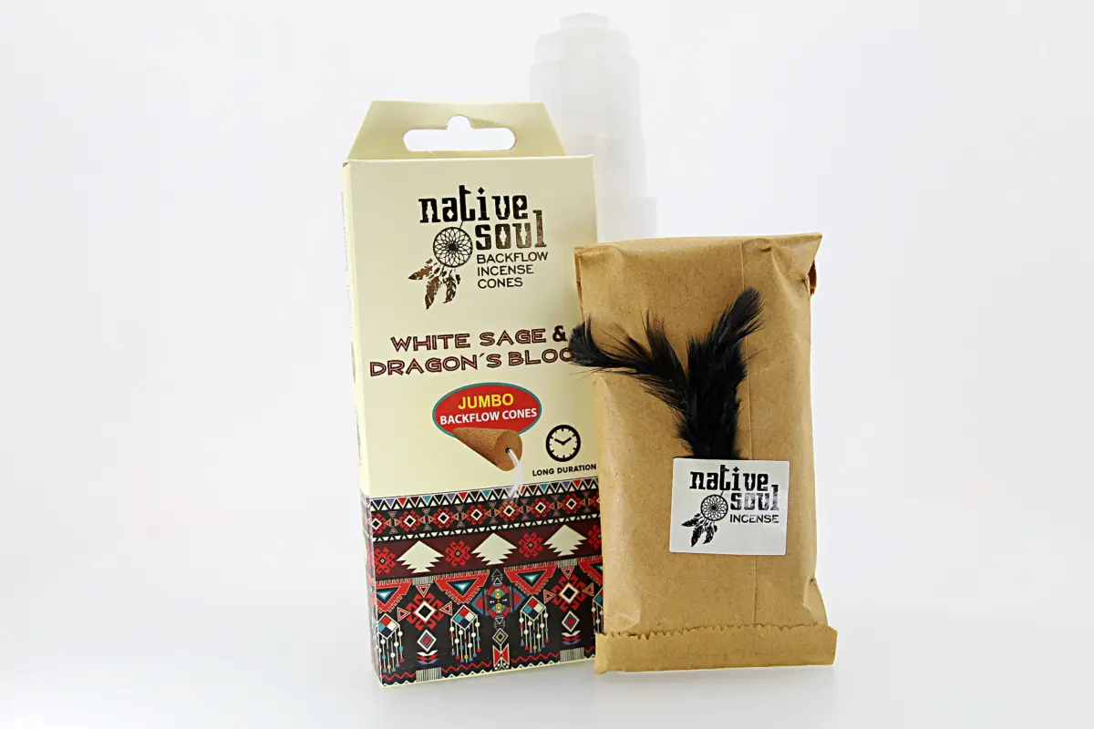 O incenso Green Tree Native Soul White Sage & Dragon’s Blood em cones backflow é originário da Índia e produzido com ingredientes 100% naturais. Combina misturas de ervas