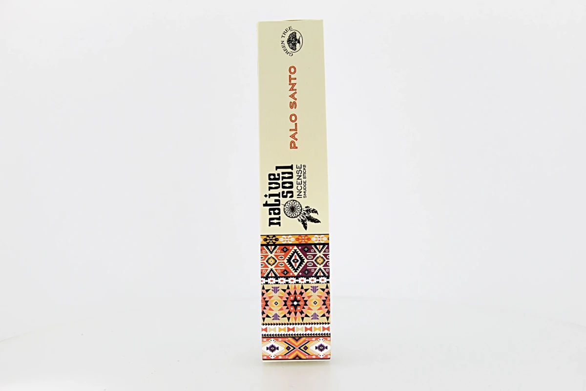 O incenso Green Tree Native Soul Palo Santo vem da Índia e é 100% natural. A sua fragrância suave e purificadora ajuda a limpar e renovar a energia do ambiente