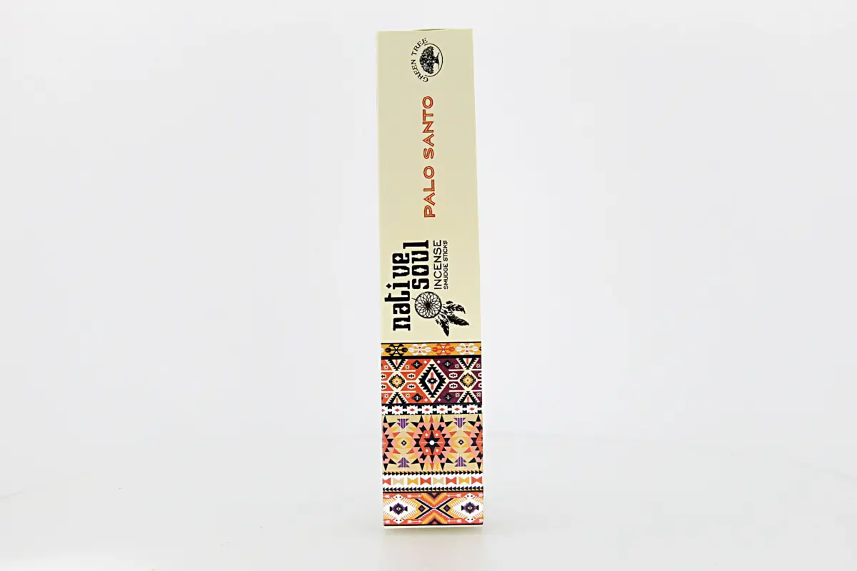 O incenso Green Tree Native Soul Palo Santo vem da Índia e é 100% natural. A sua fragrância suave e purificadora ajuda a limpar e renovar a energia do ambiente