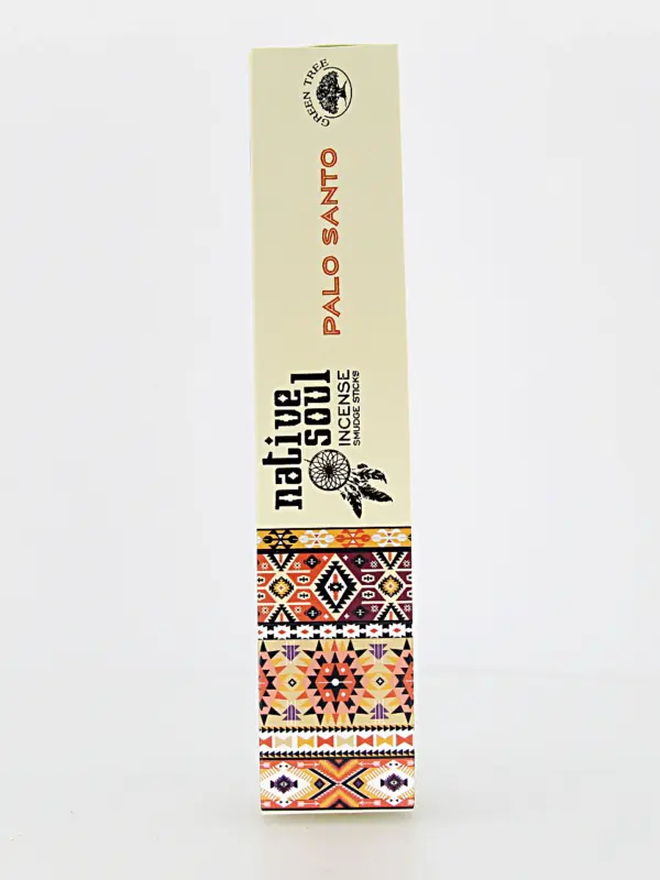 O incenso Green Tree Native Soul Palo Santo vem da Índia e é 100% natural. A sua fragrância suave e purificadora ajuda a limpar e renovar a energia do ambiente