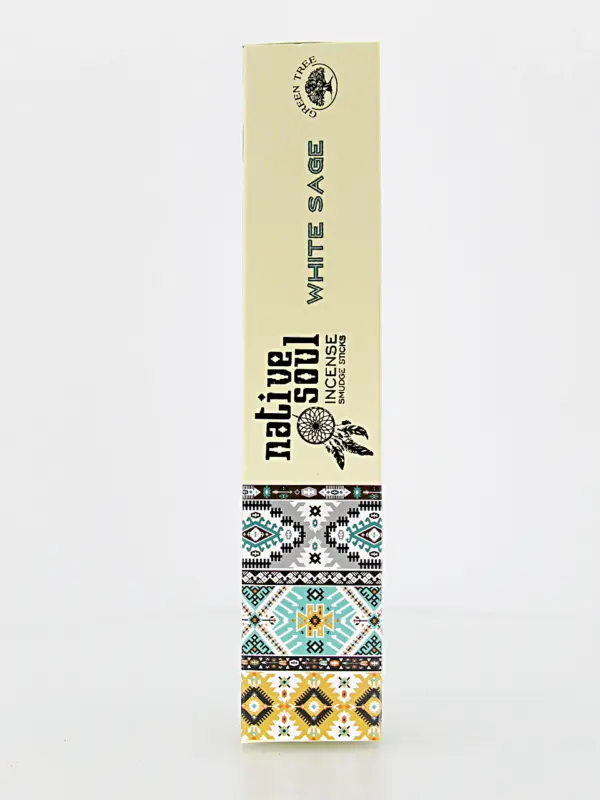 O incenso Green Tree Native Soul White Sage vem da Índia e é 100% natural. A sua fragrância purificadora ajuda a limpar e renovar a energia do ambiente