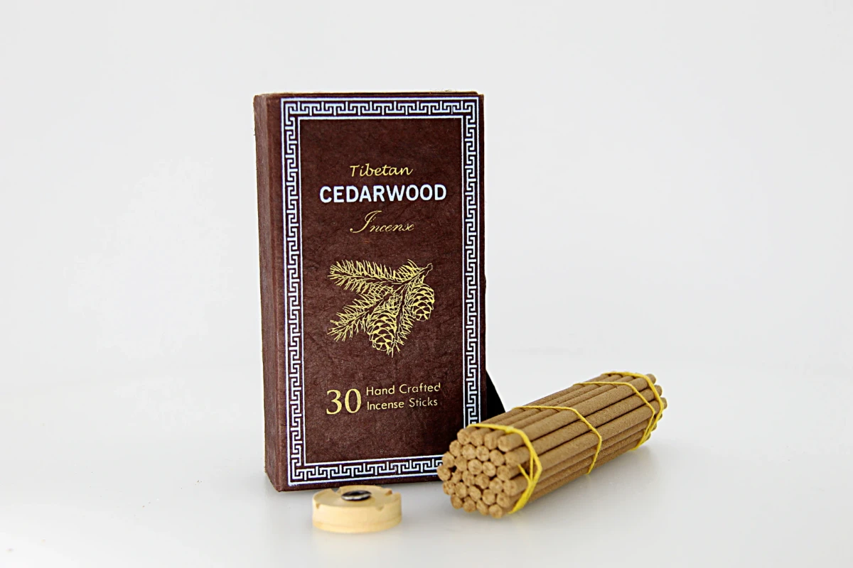 O conjunto de incenso tibetano tem origem nos Himalaias e é produzido artesanalmente com ingredientes naturais. Apresenta uma fragrância autêntica e envolvente