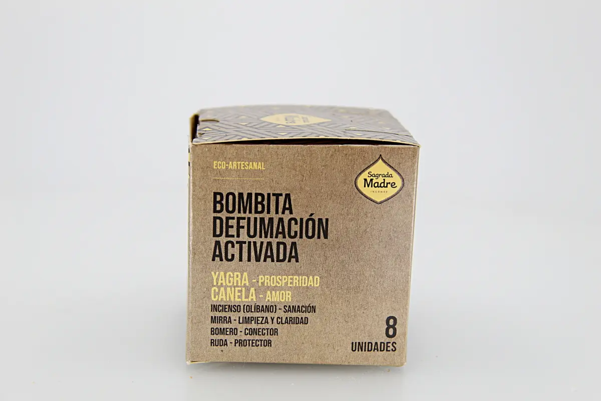através da libertação de fumo intenso que ajuda a purificar