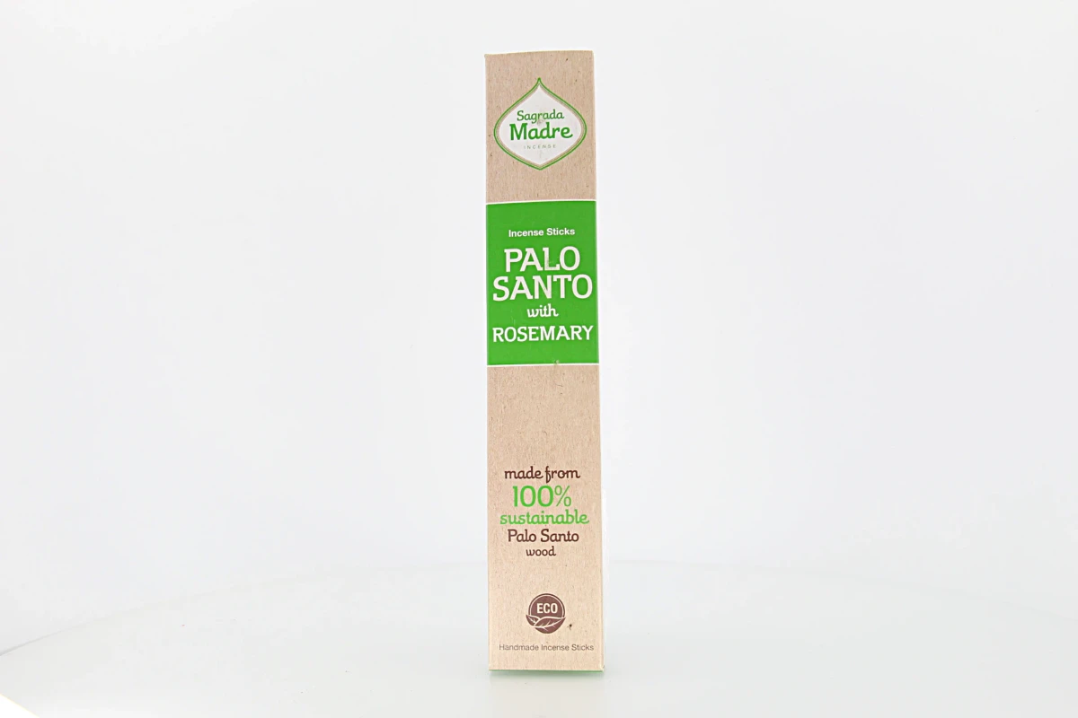 O incenso Madre Terra Pau Santo & Alecrim possui um aroma envolvente e natural