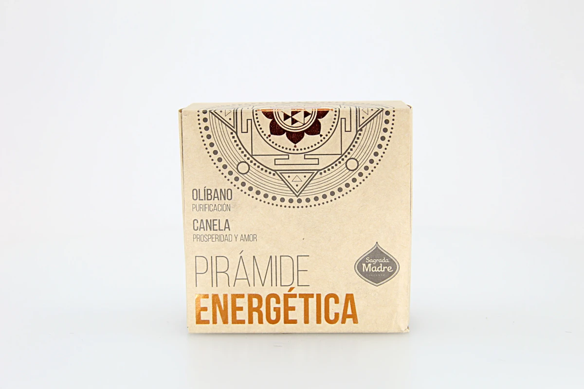 A Pirâmide Energética Olíbano & Canela é um incenso artesanal