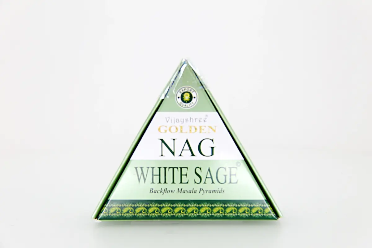 O incenso Golden Nag White Sage em pirâmides backflow é elaborado com ingredientes naturais