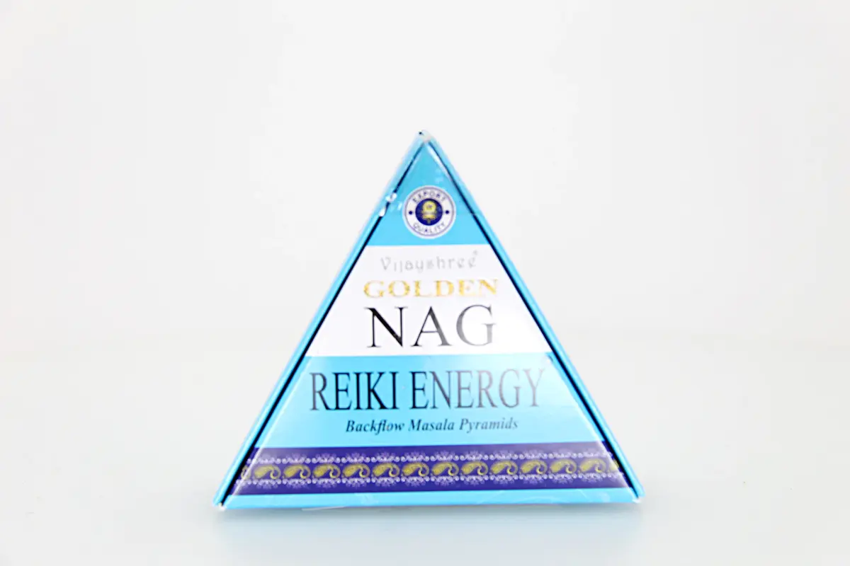 O incenso Golden Reiki Energy em pirâmides backflow é elaborado com ingredientes naturais