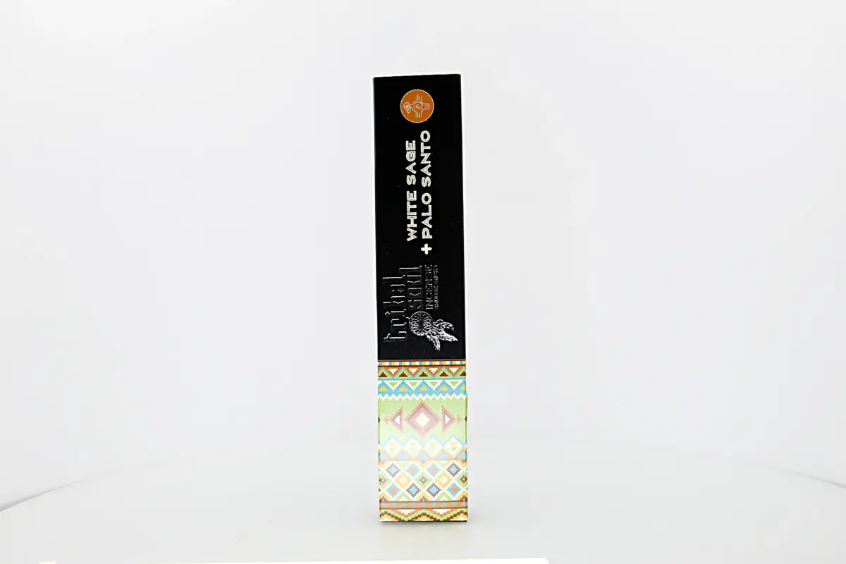 O incenso Tribal Soul Sálvia Branca & Pau Santo é elaborado com ingredientes naturais