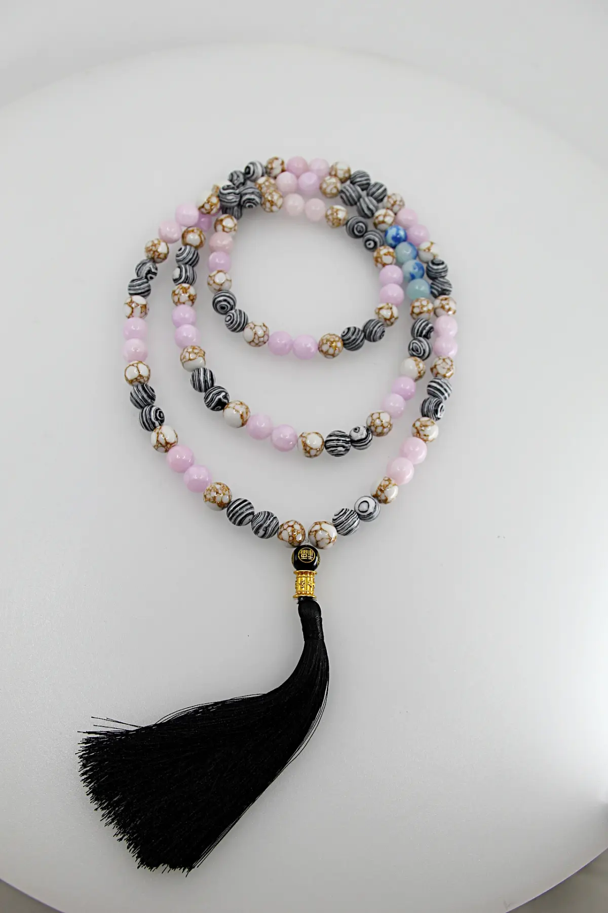 Um japamala é um cordão de contas utilizado na meditação