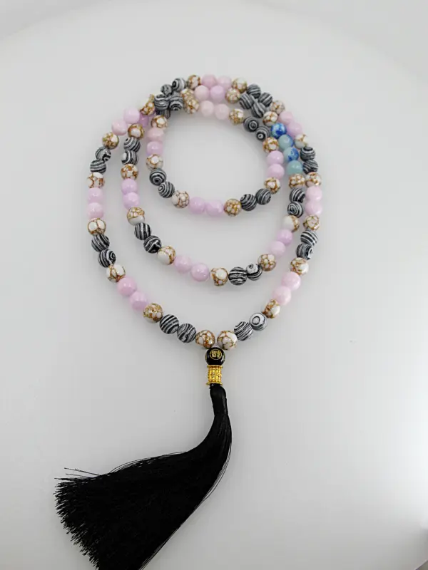 Um japamala é um cordão de contas utilizado na meditação