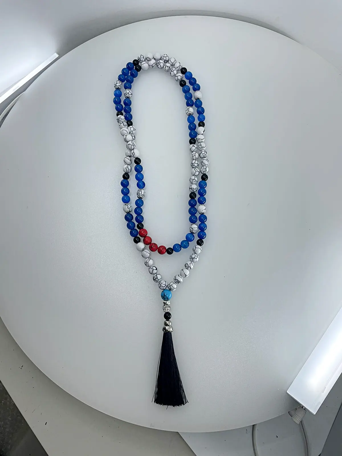 Um japamala é um cordão de contas utilizado no canto de mantras