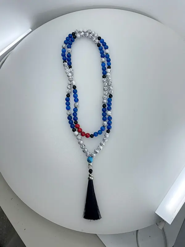 Um japamala é um cordão de contas utilizado no canto de mantras
