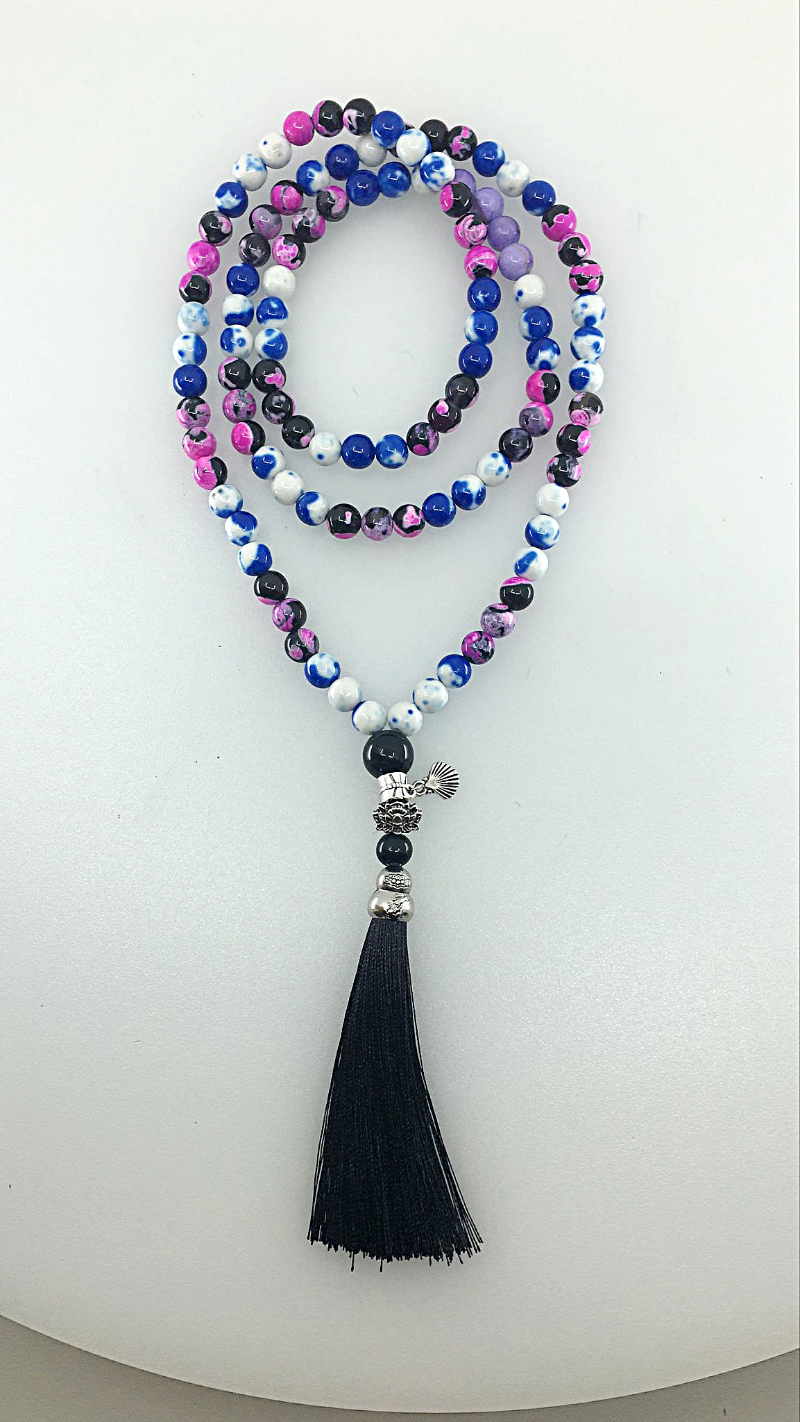 Um japamala é um cordão de contas utilizado no canto de Mantras
