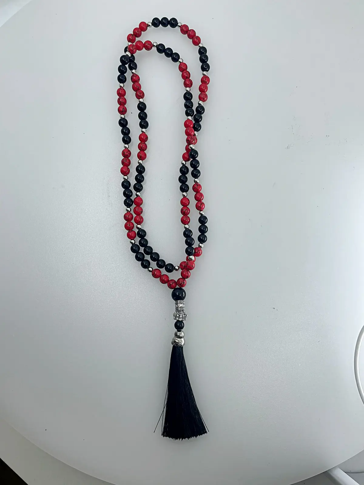 Um japamala é um cordão de contas utilizado no canto de mantras