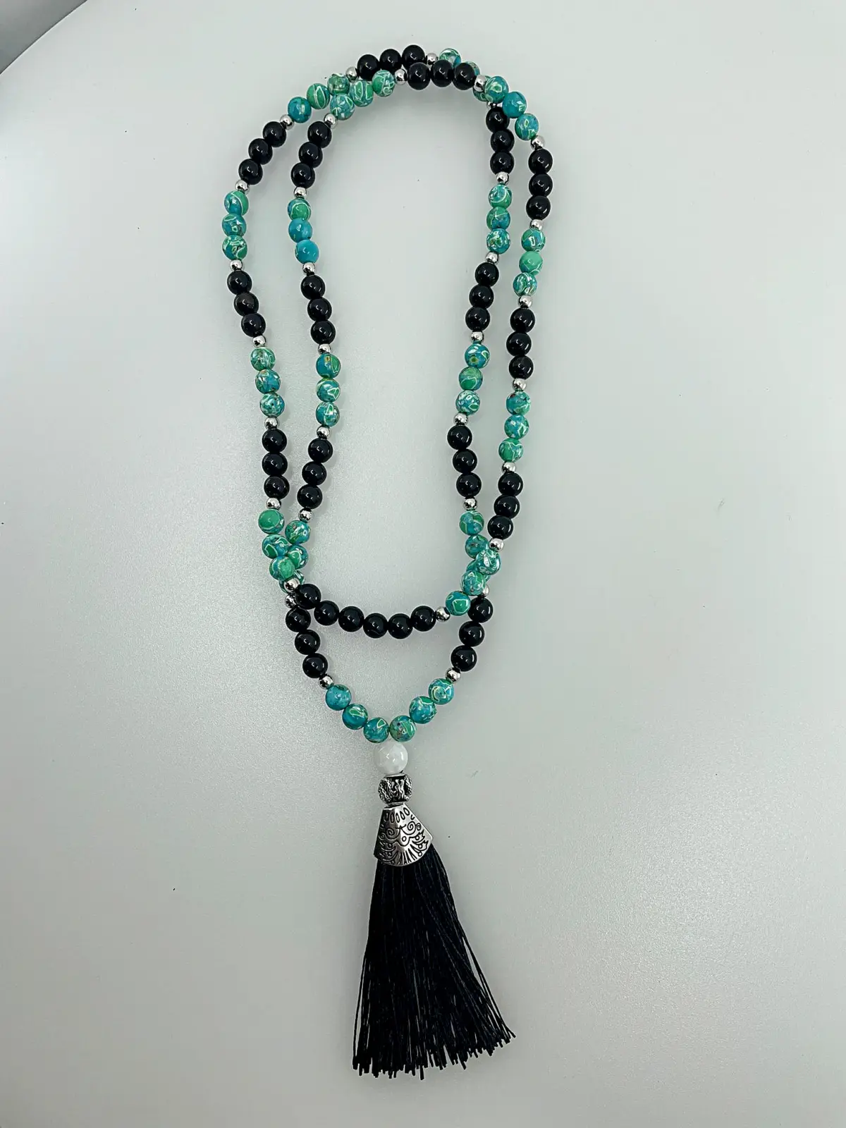 Um japamala é um cordão de contas utilizado no canto de mantras