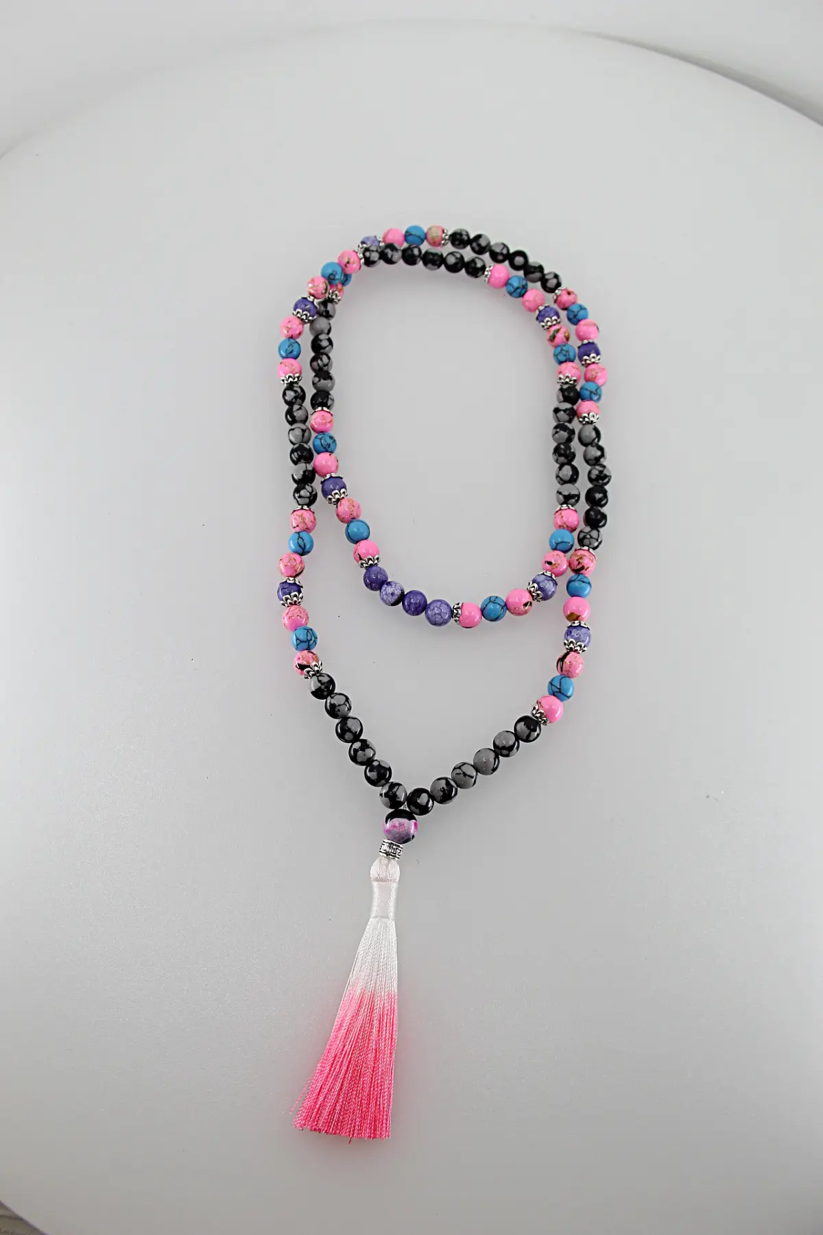 Um japamala é um cordão de contas utilizado na meditação