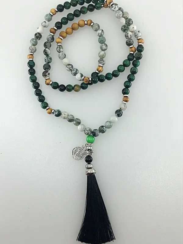 Um japamala é um cordão de contas utilizado no canto de Mantras