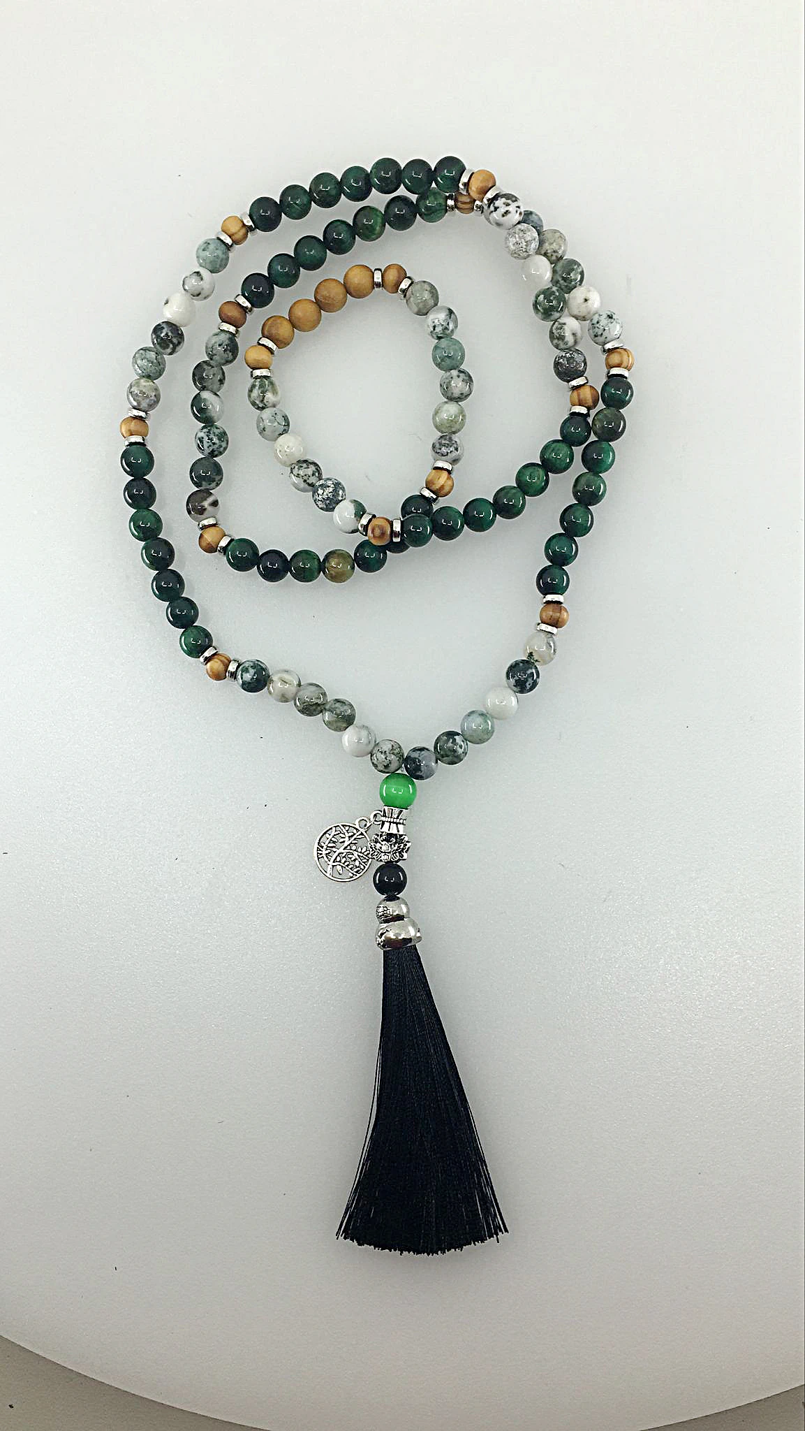 Um japamala é um cordão de contas utilizado no canto de Mantras