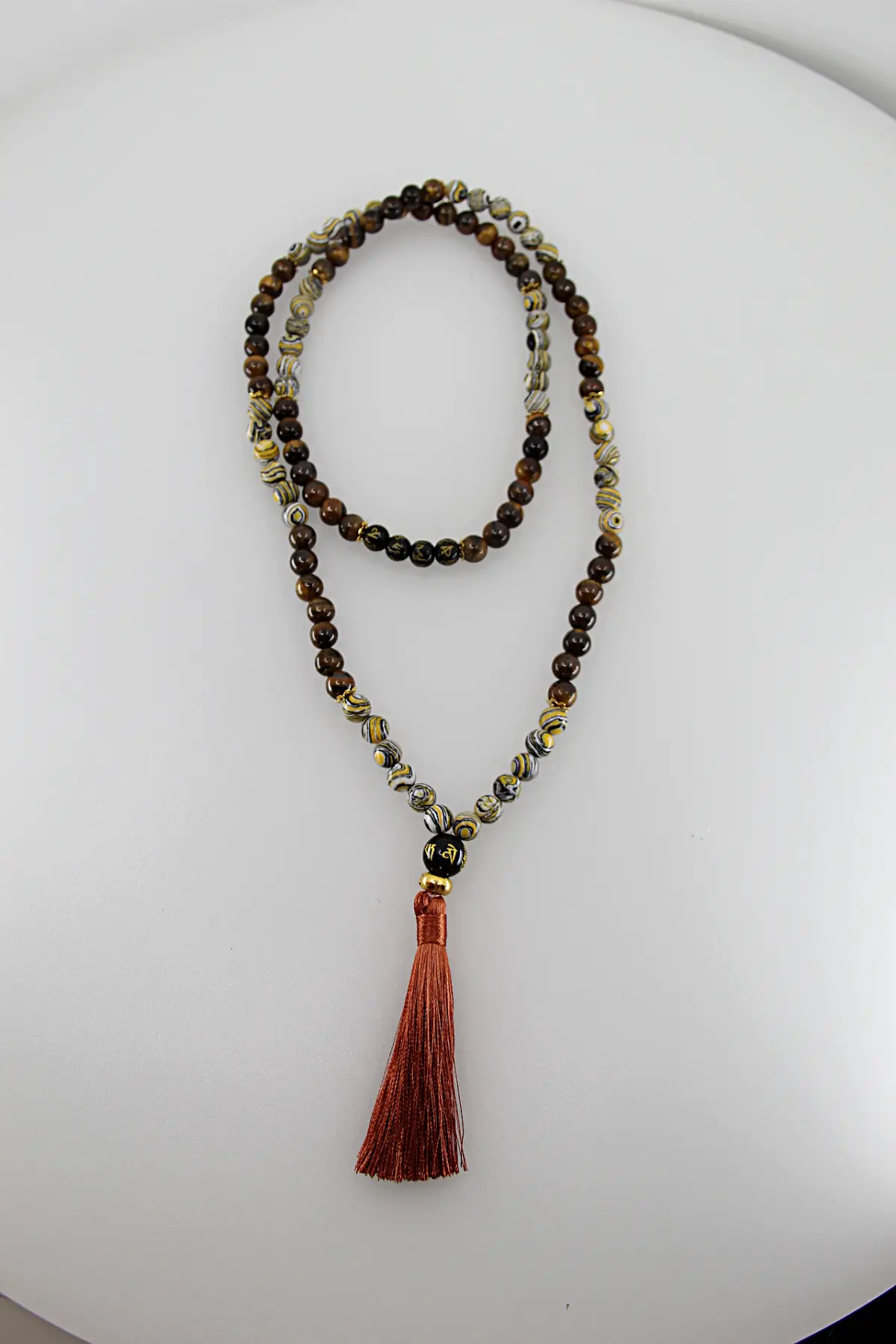 Um japamala é um cordão de contas utilizado na meditação