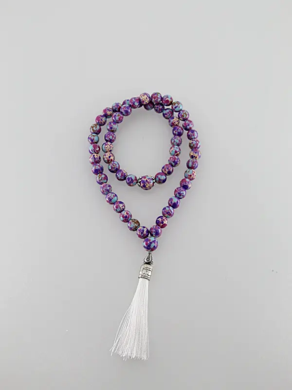 Um japamala é um cordão de contas utilizado na meditação
