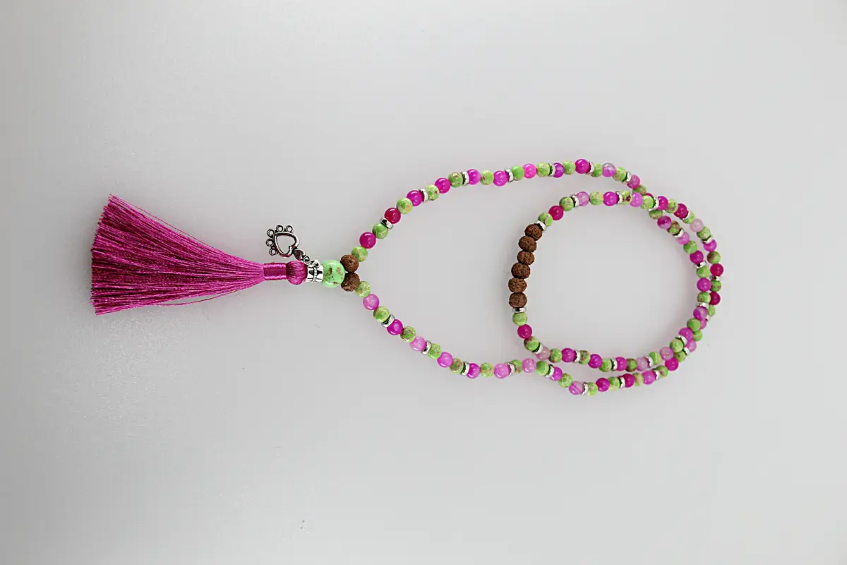 Um japamala é um cordão de contas utilizado na meditação