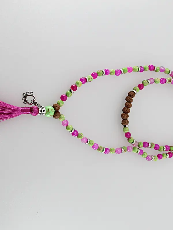 Um japamala é um cordão de contas utilizado na meditação