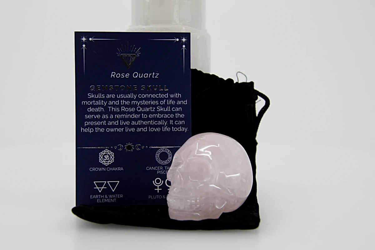 A caveira de quartzo rosa é uma peça energética e decorativa