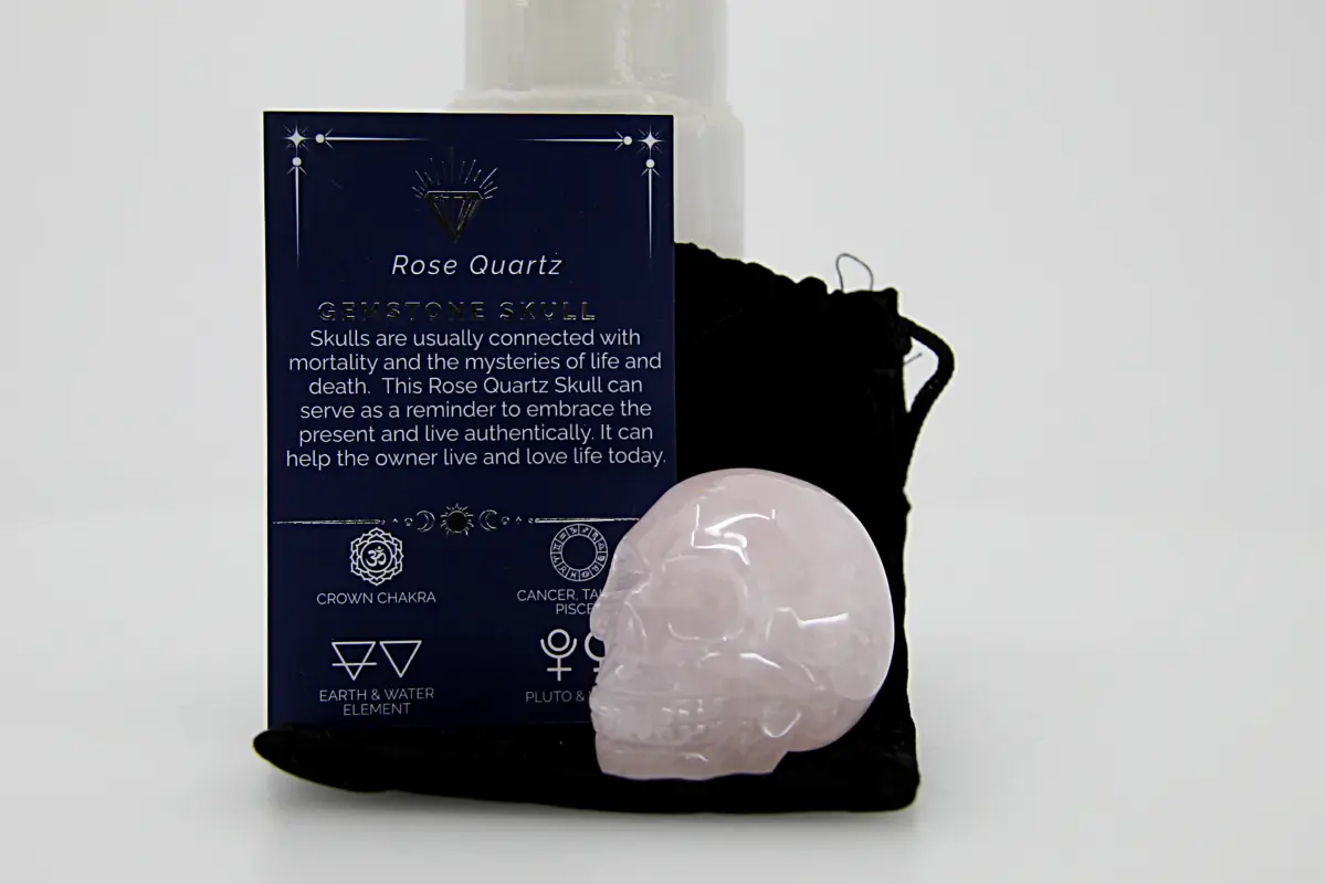 A caveira de quartzo rosa é uma peça energética e decorativa