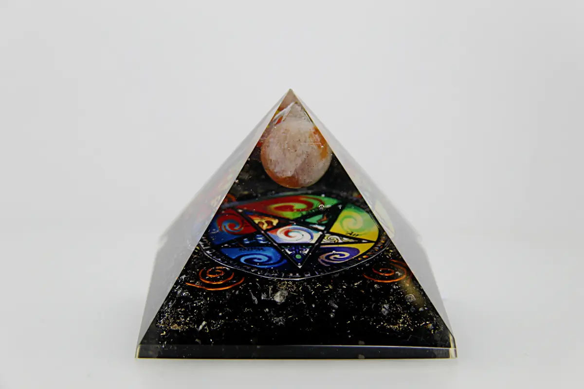 A pirâmide de orgonite com pentagrama é uma peça energética criada para harmonizar e equilibrar a energia do espaço. A forma piramidal ajuda a concentrar e a distribuir a energia de forma contínua