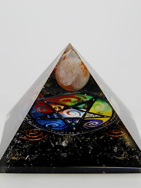 A pirâmide de orgonite com pentagrama é uma peça energética criada para harmonizar e equilibrar a energia do espaço. A forma piramidal ajuda a concentrar e a distribuir a energia de forma contínua