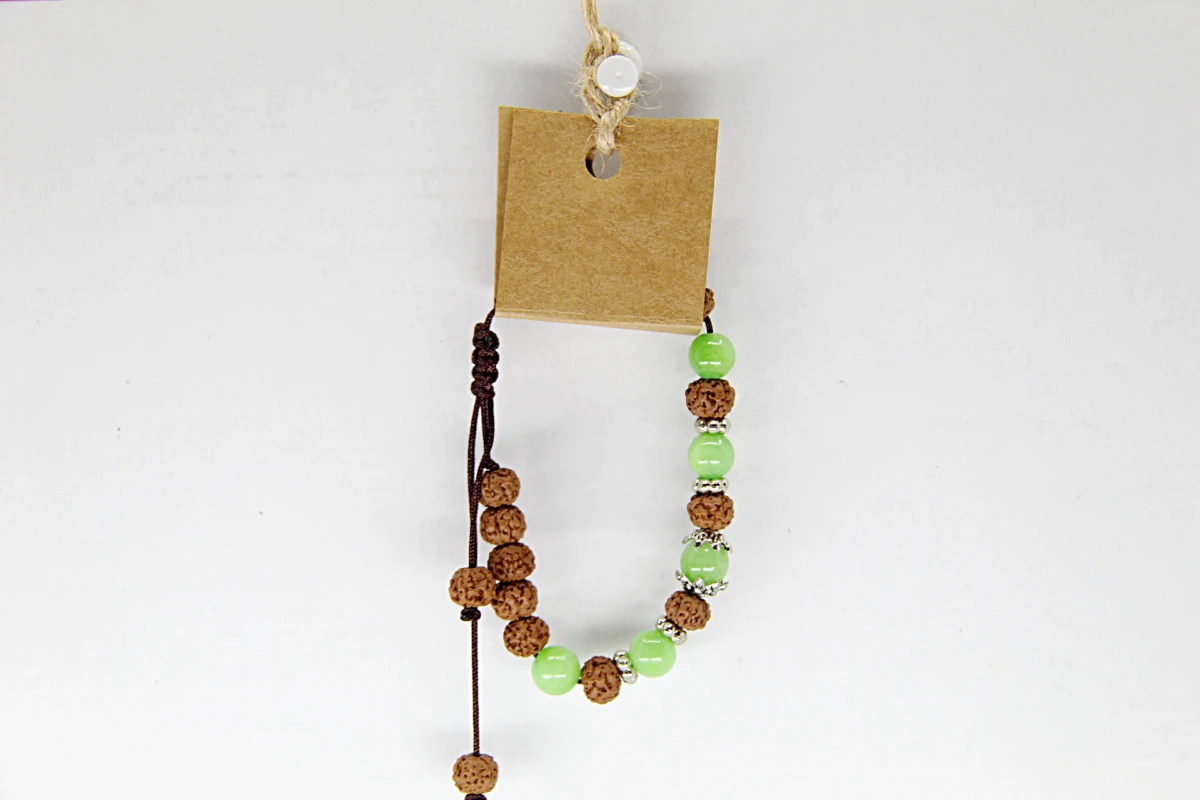 Esta pulseira junta a famosa semente de rudraksha com a elegante ágata verde.