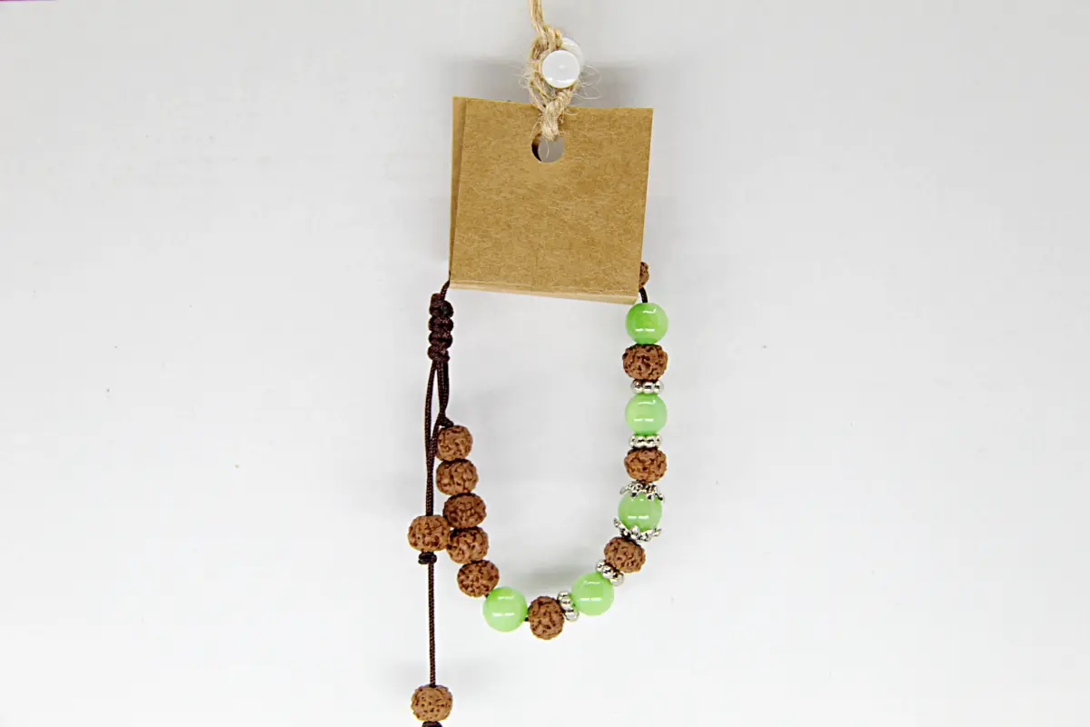 Esta pulseira junta a famosa semente de rudraksha com a elegante ágata verde.