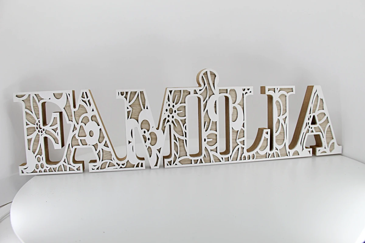 Placa de madeira delicada com a palavra “Família”