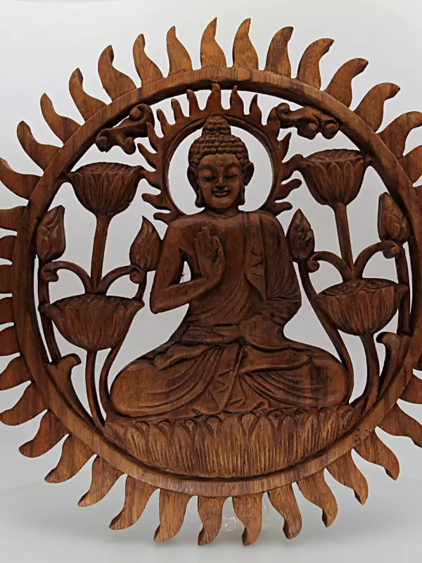 A representação do Buda junto à flor de lótus é proveniente da Indonesia.