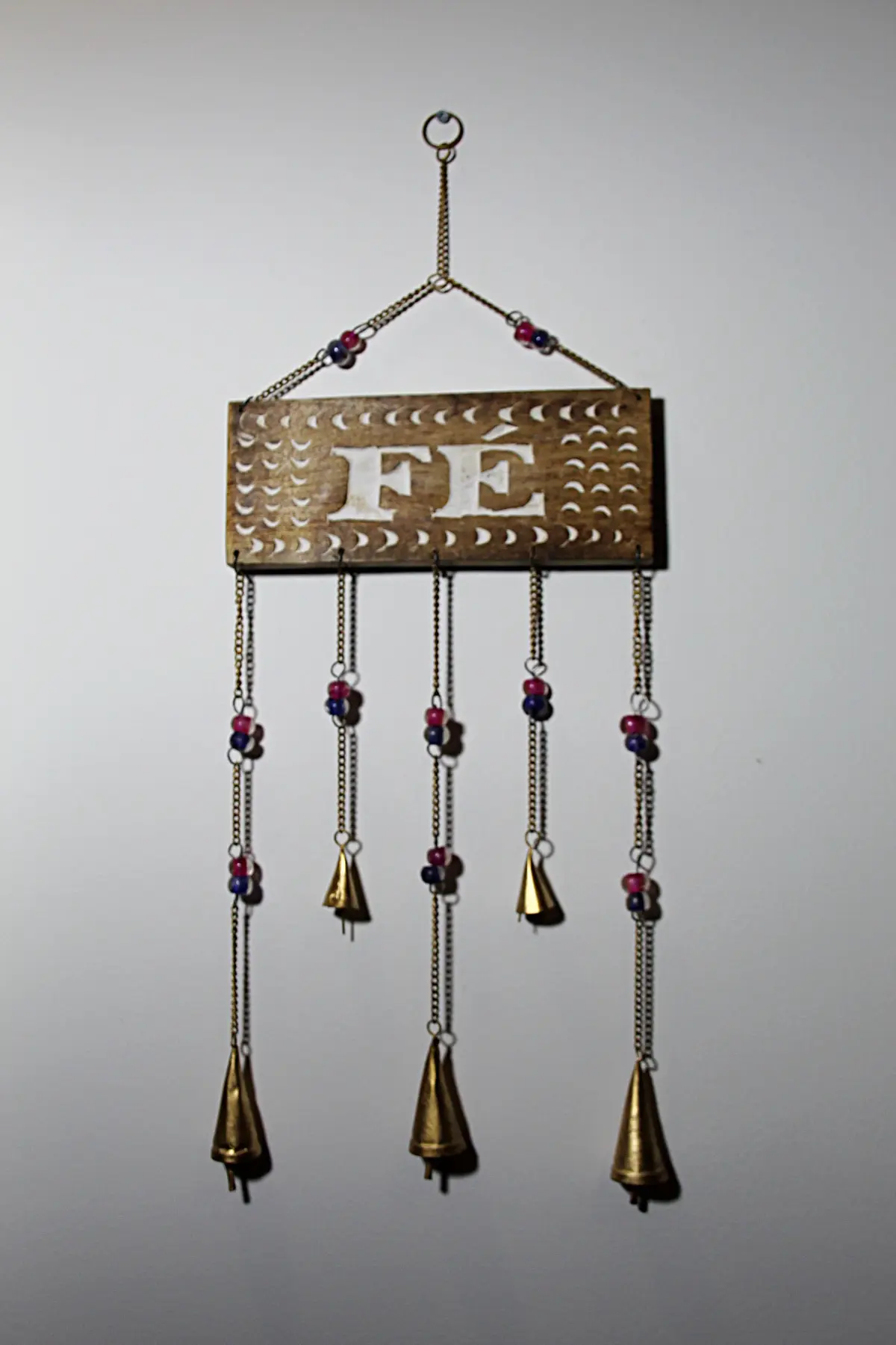 Placa de madeira com a palavra “Fé”