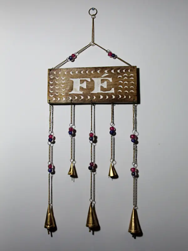 Placa de madeira com a palavra “Fé”