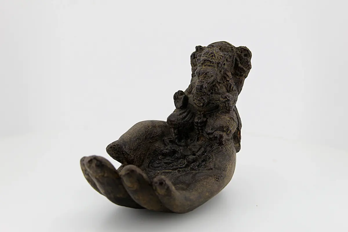em forma de mão com imagem de Ganesha