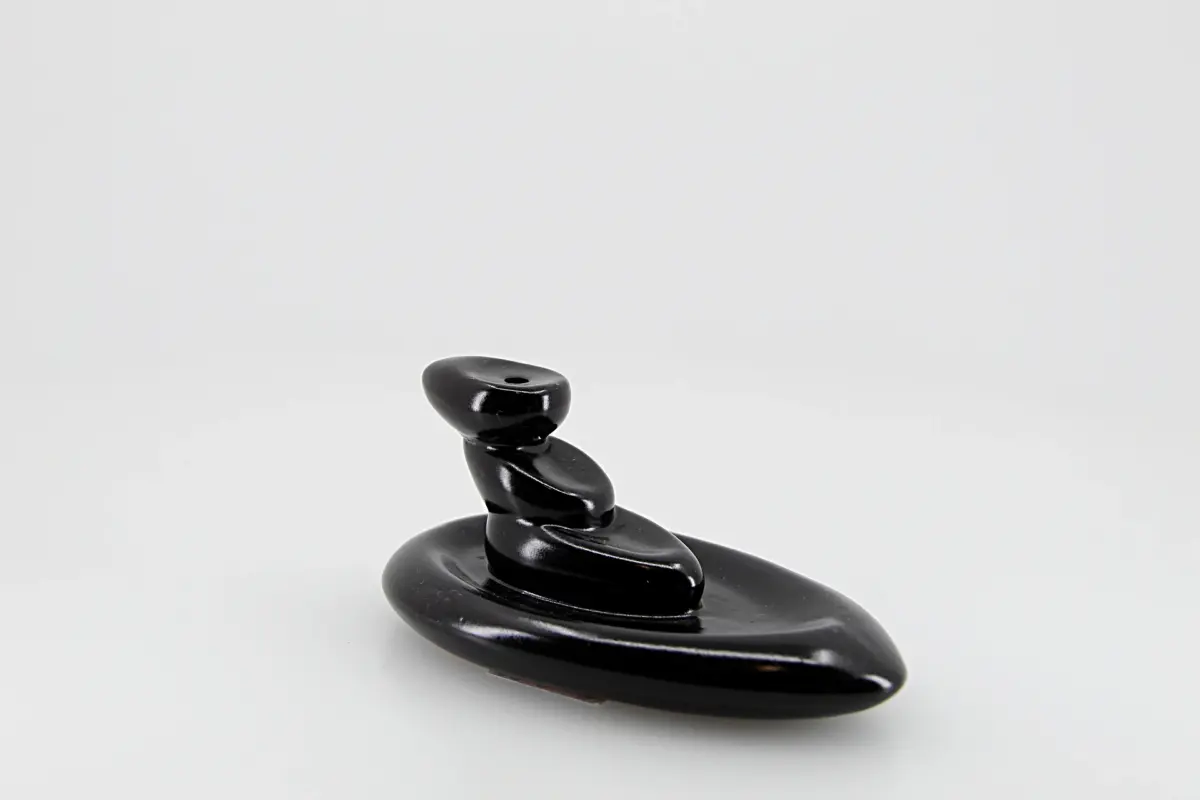 O queimador de incenso cone backflow é um acessório decorativo que cria um efeito visual relaxante