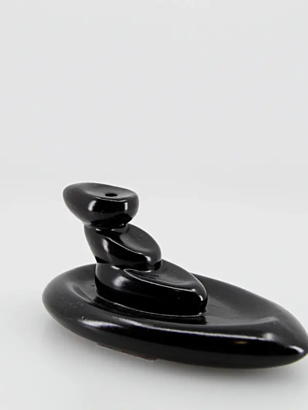 O queimador de incenso cone backflow é um acessório decorativo que cria um efeito visual relaxante
