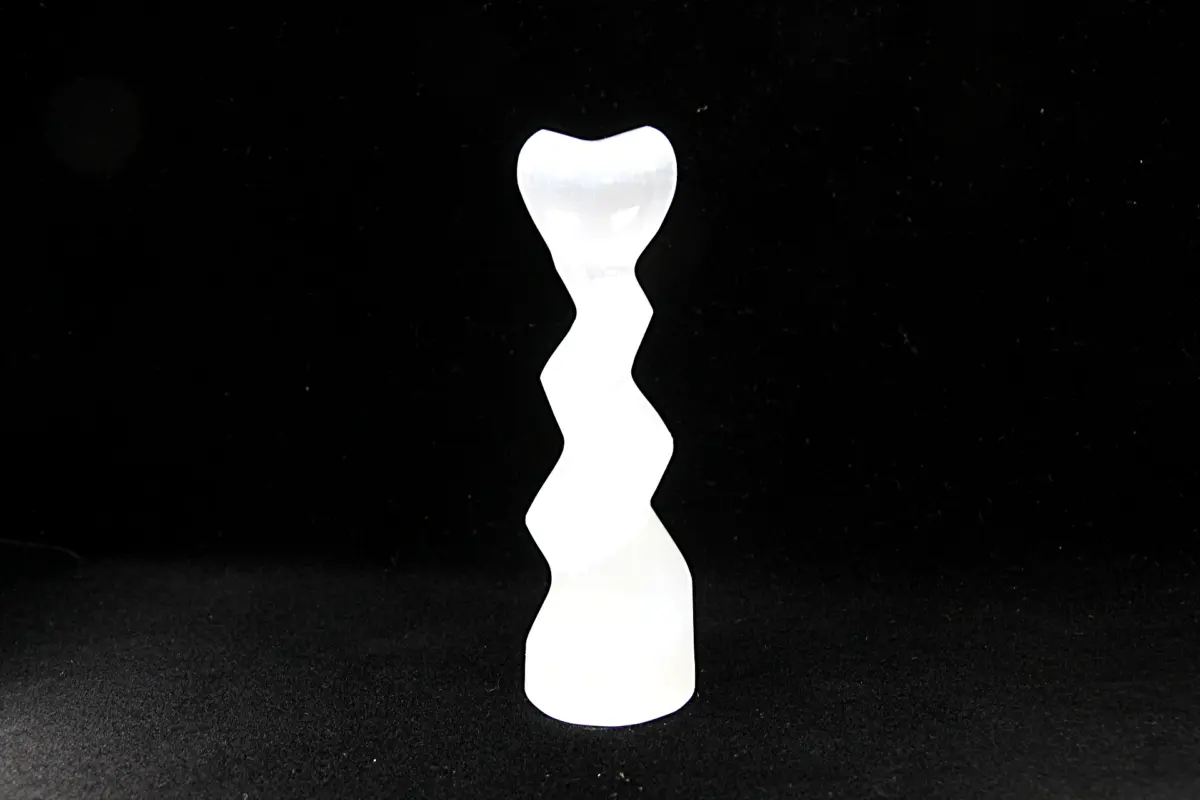 Espiral em selenita com coração integrado